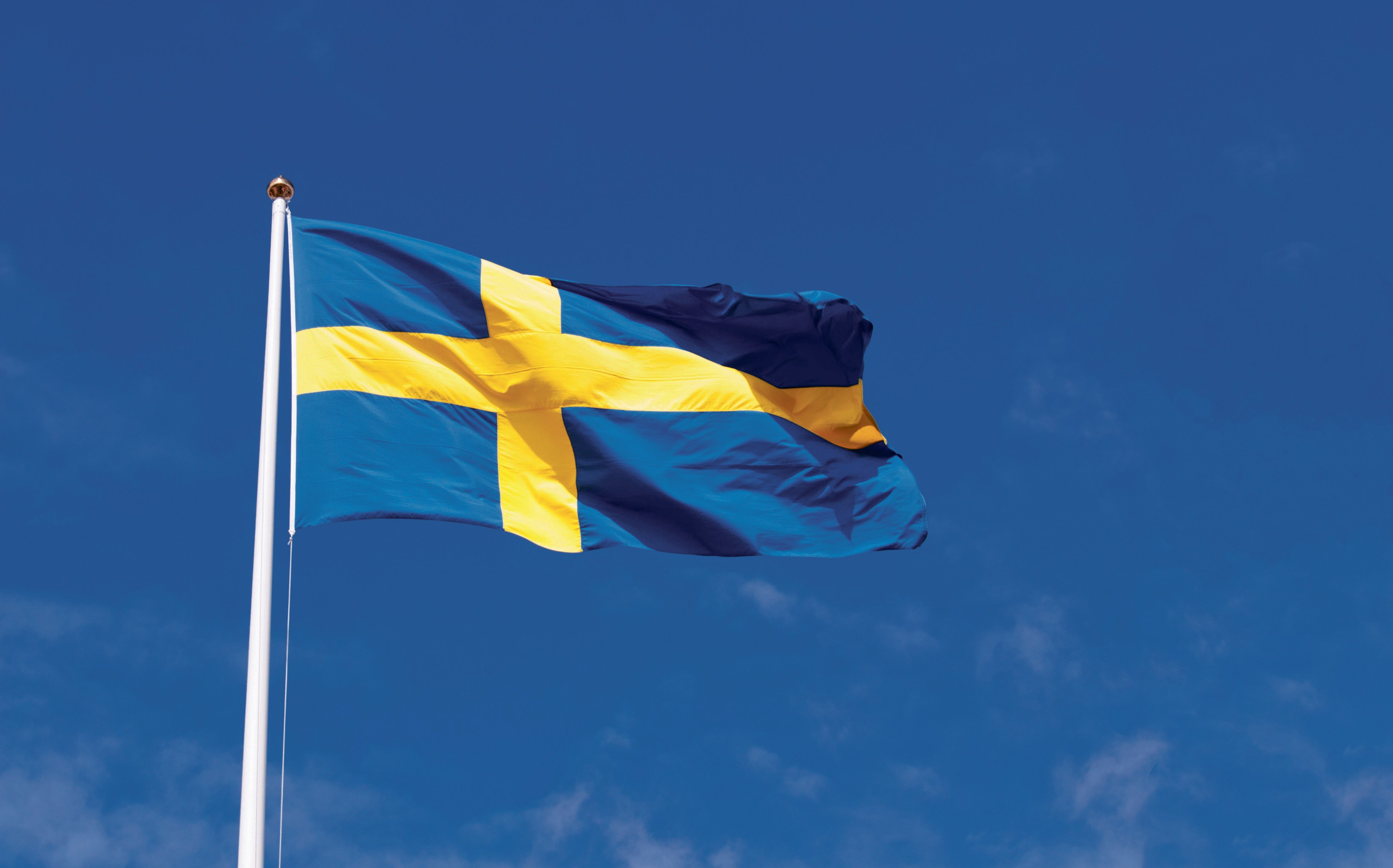svensk flagga vajar i vinden