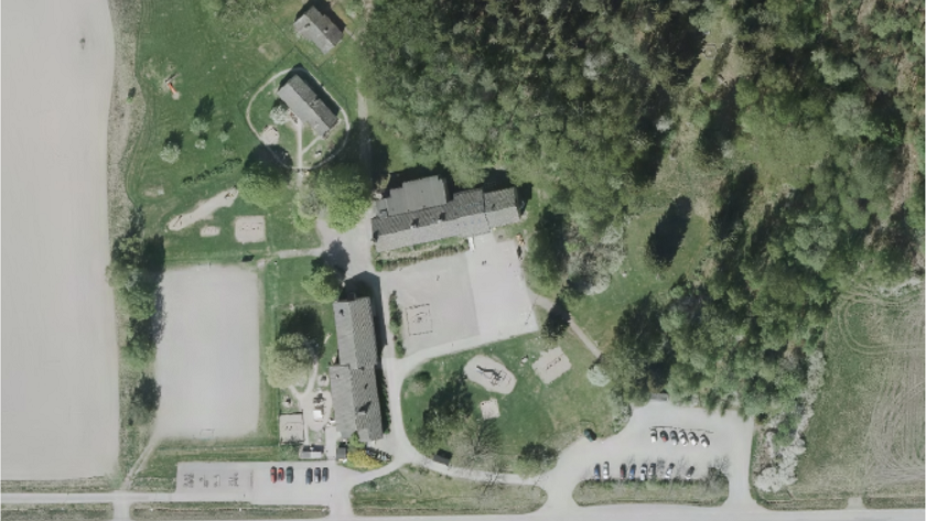 Flygfoto över Tystberga förskola och skola