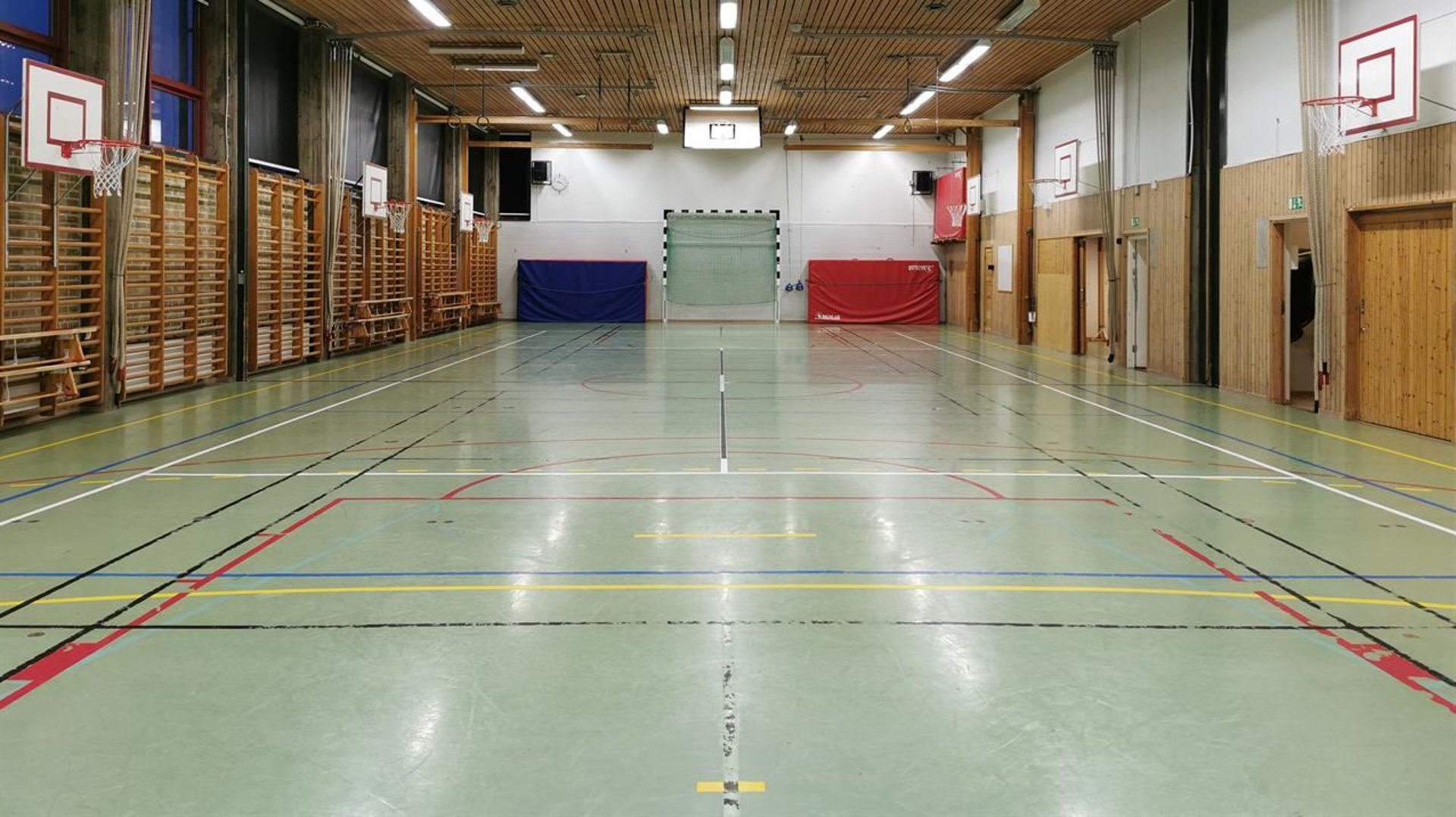 Gymnastiksal med redskap