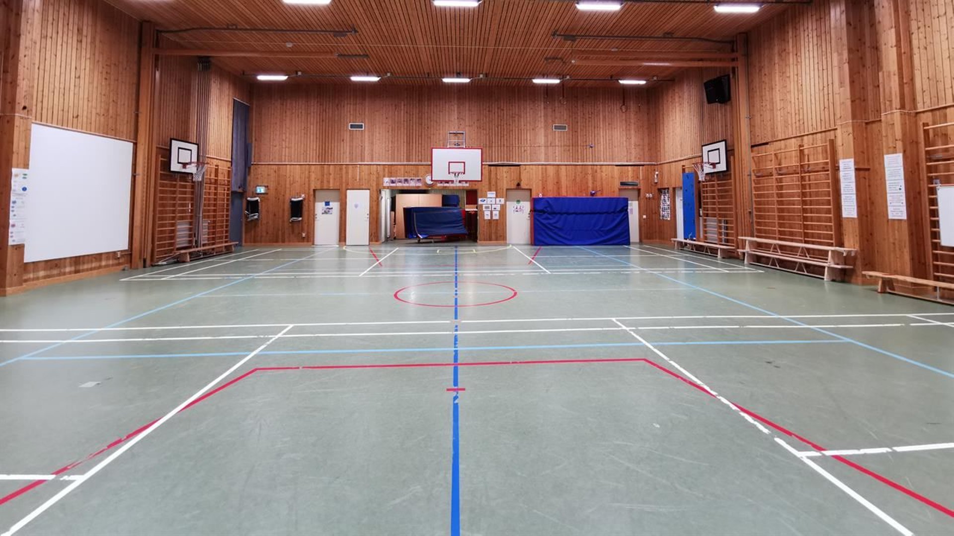 Gymnastiksal med redskap