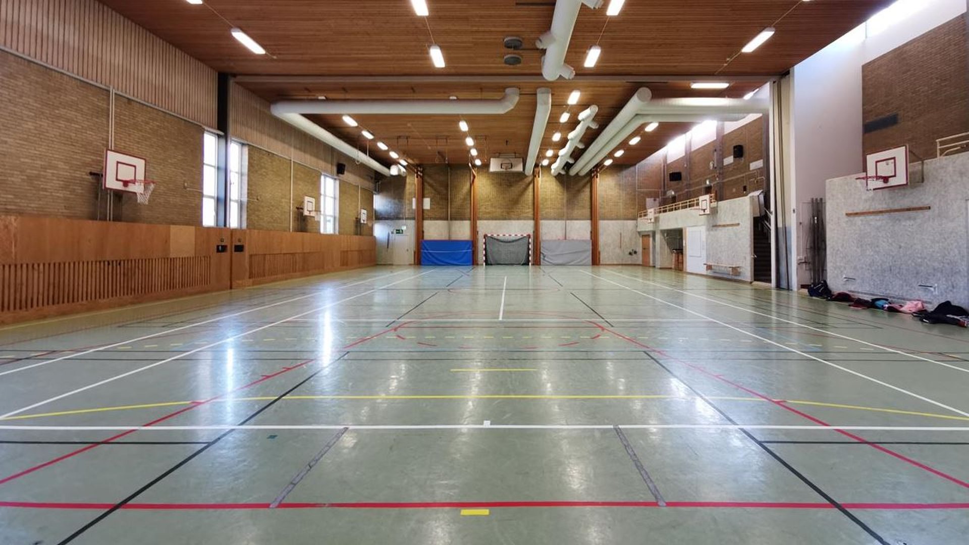 Gymnastiksal med redskap