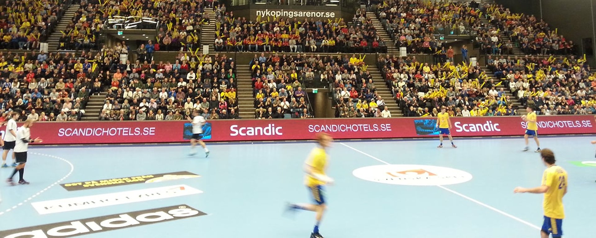 En handbollsmatch spelas för fulla läktare.