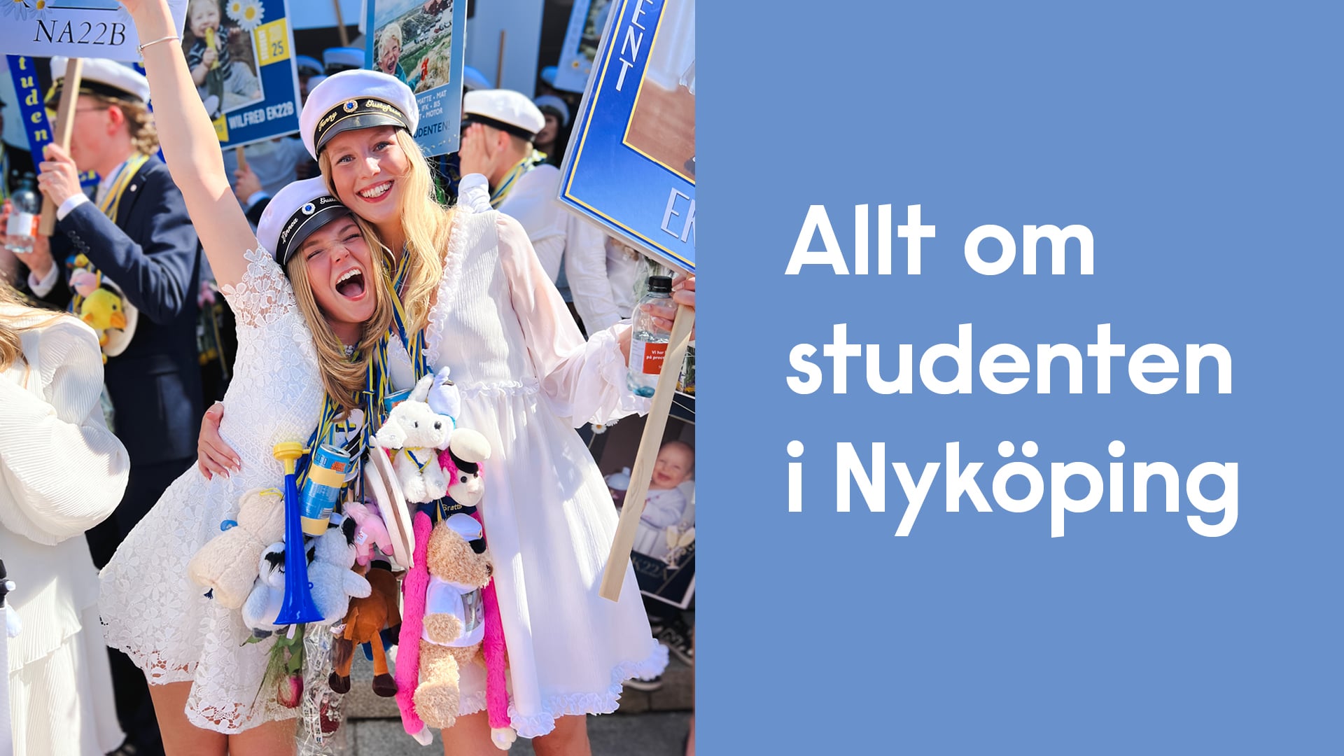 två glada studentkvinnor på stadshustrappan i nyköping