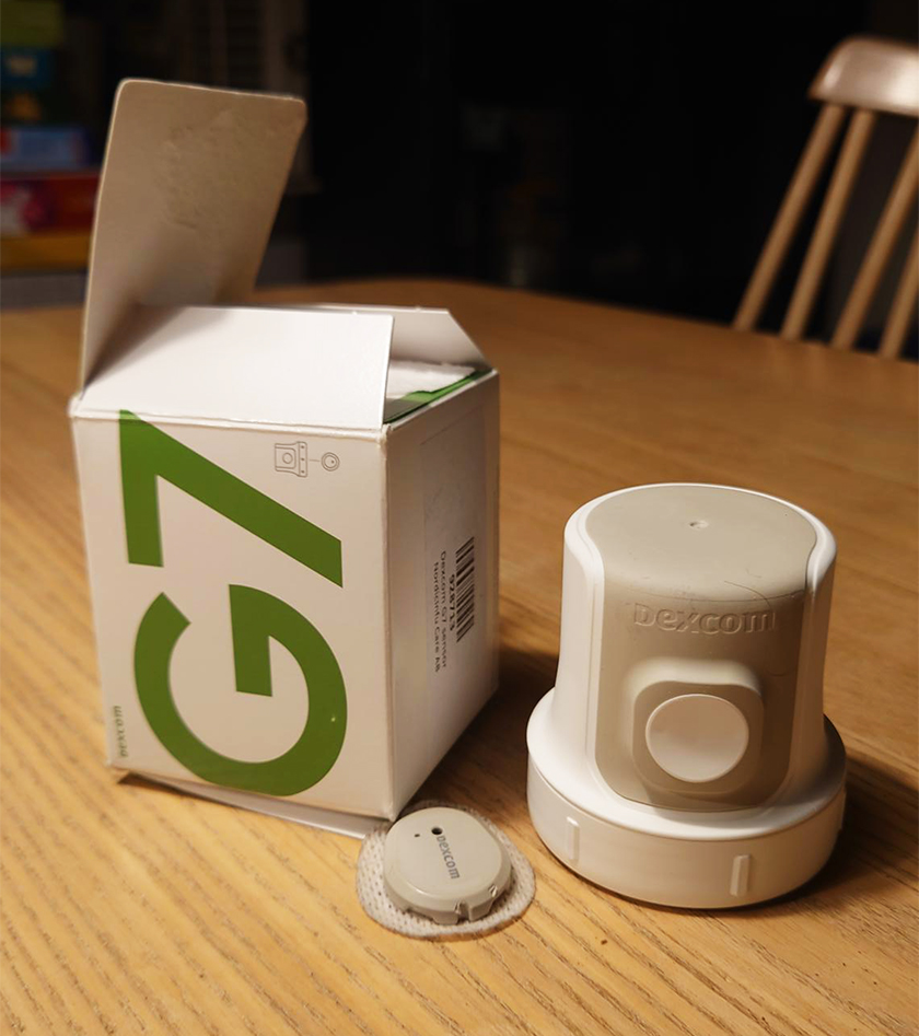 Kartong, plastapplikation och sensor som används vid diabetes