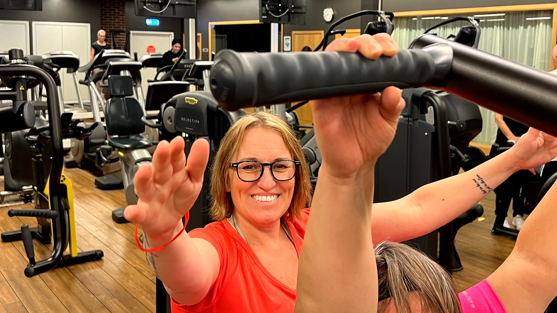 Personal är på gym med sin boende