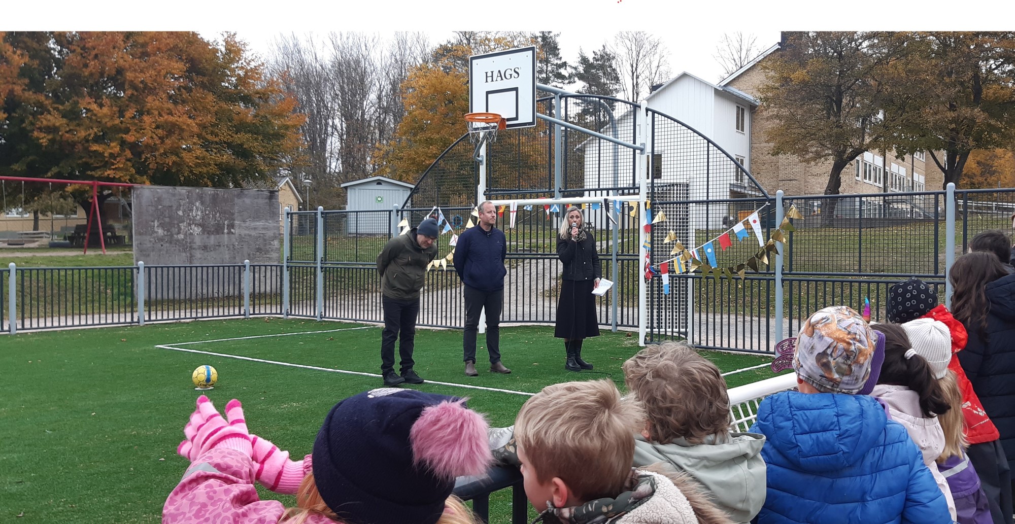 invigningstalare på grön multisportplan