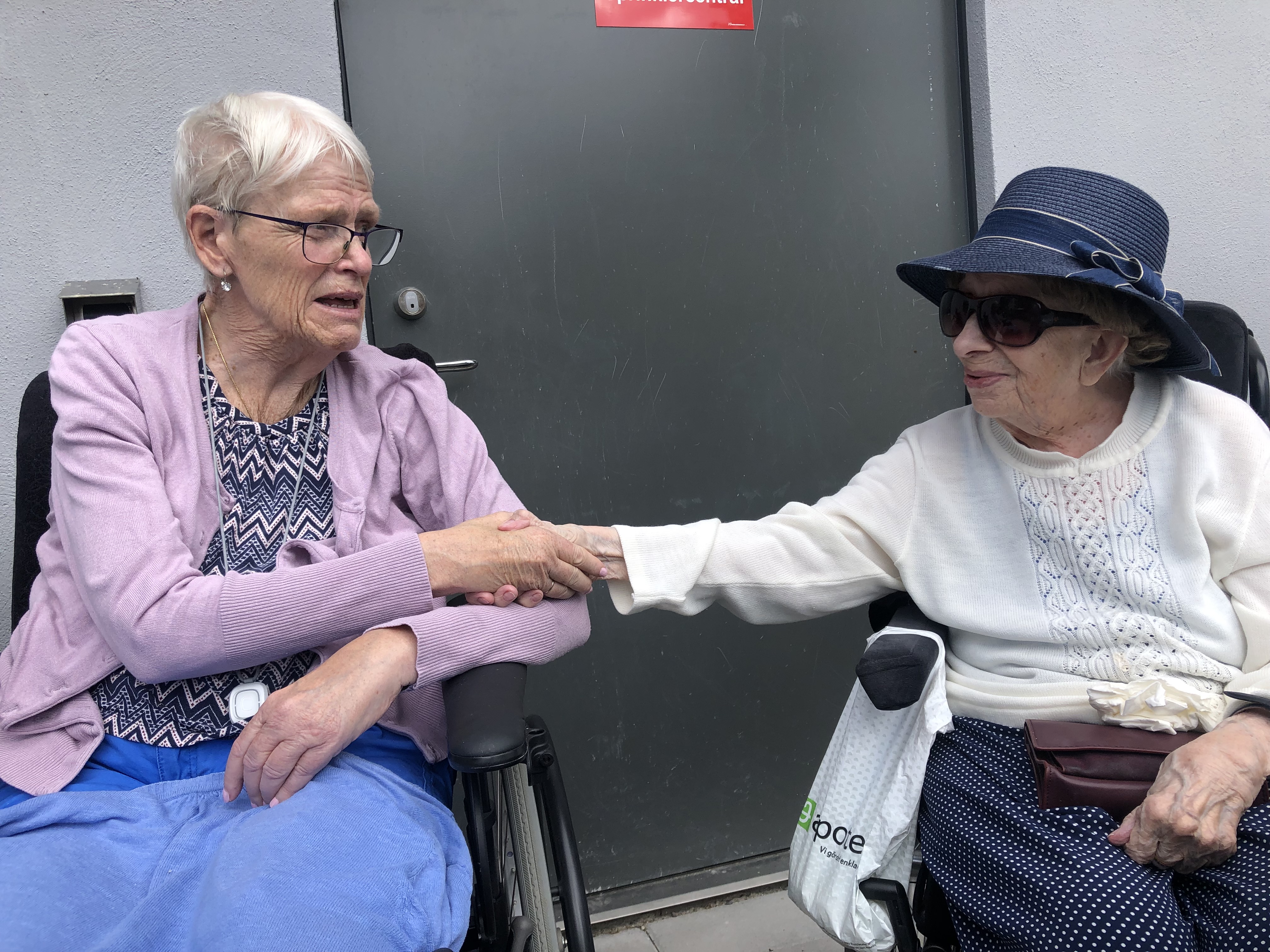 Inga Tauberman och Kerstin Arwedsson på Koggens äldreboende.