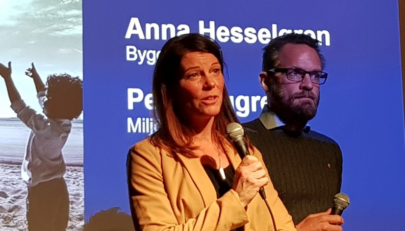 En man och en kvinna i bild.