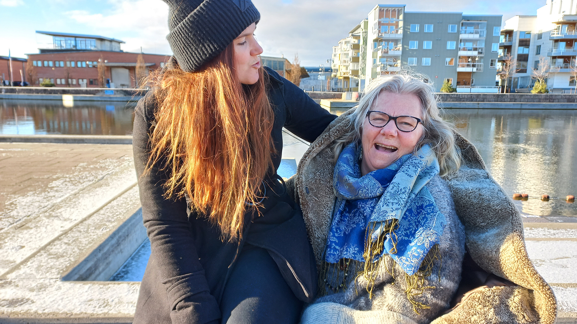 Personlig assistent har kul med sin brukare