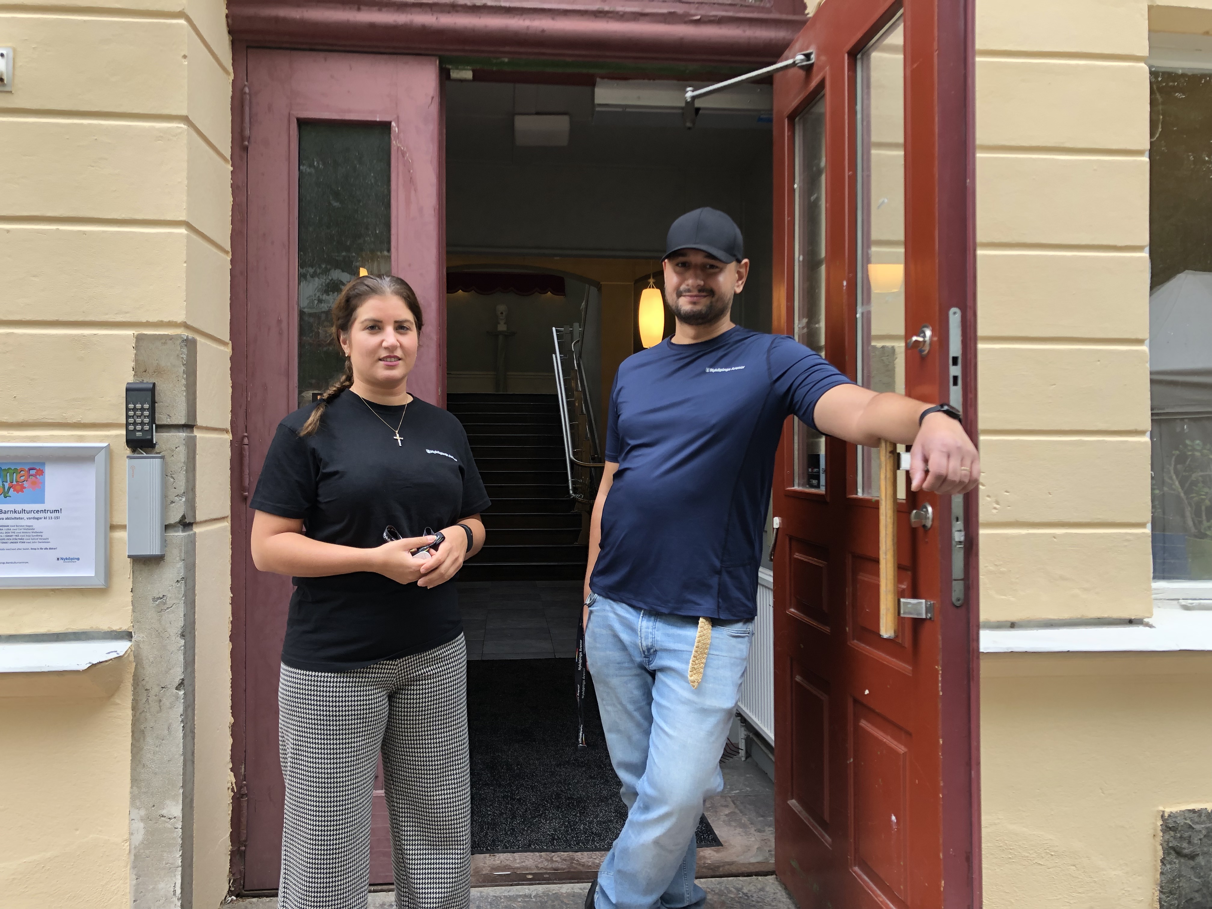 Fritidsledarna Juliet Jakob och Kani Jalil står framför den nya fritidslokalen i Barnkulturcentrum.