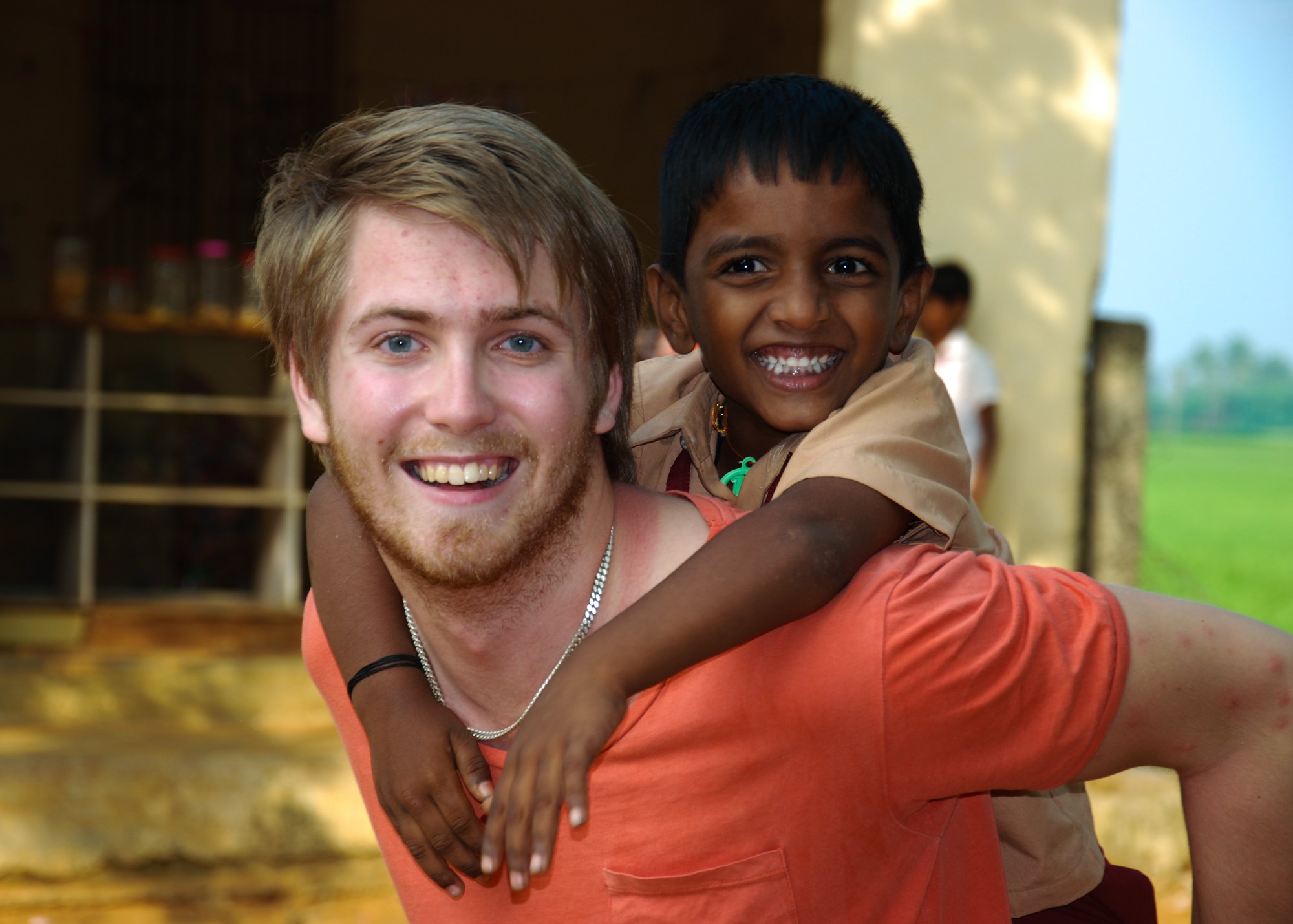 Peru Ett barn sitter på ryggen på en kille