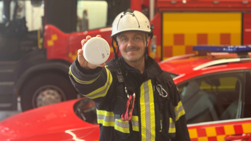 Brandman med en brandvarnare