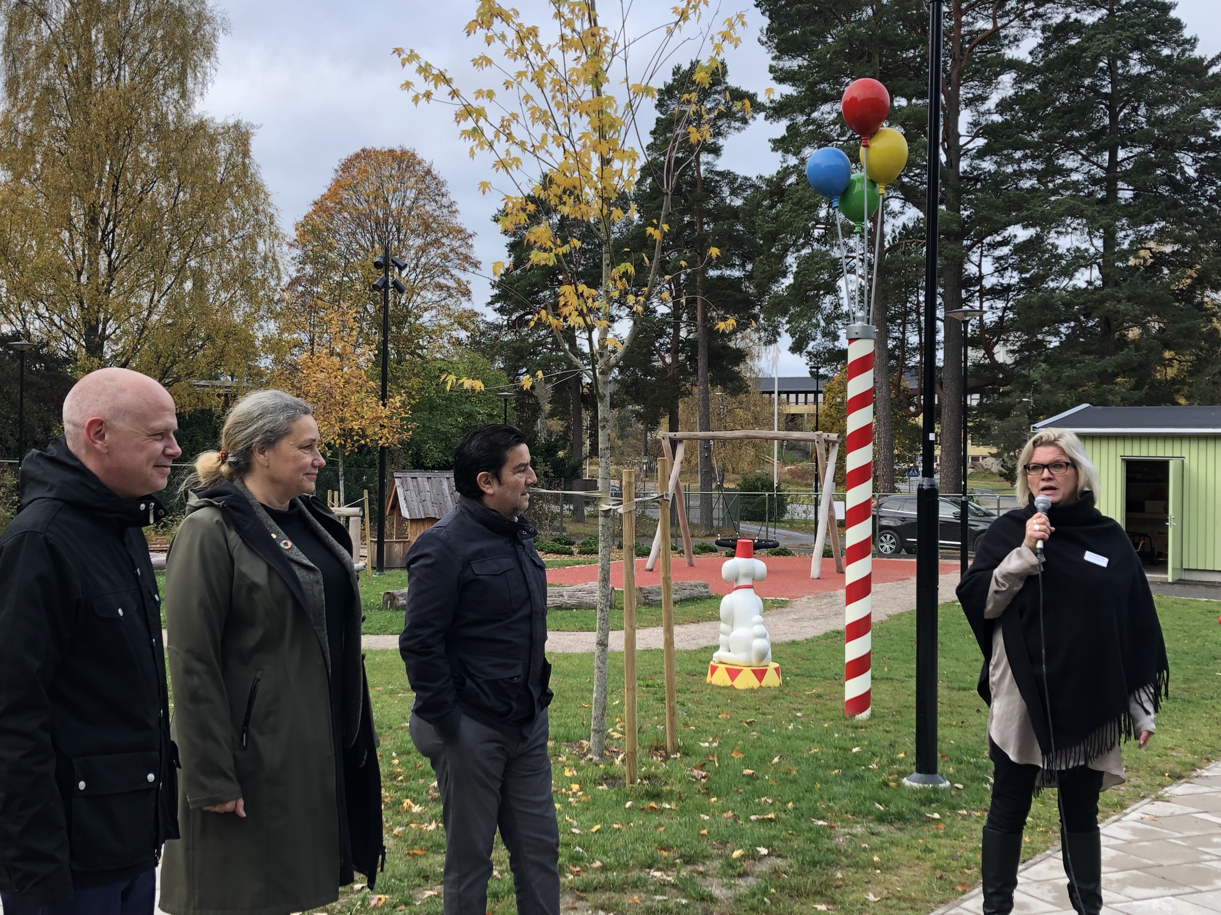 Urban Granström, Martina Hallström och Marco Venegas, kommunalråd, samt rektor Jenny Eriksson, inviger Träffens förskola