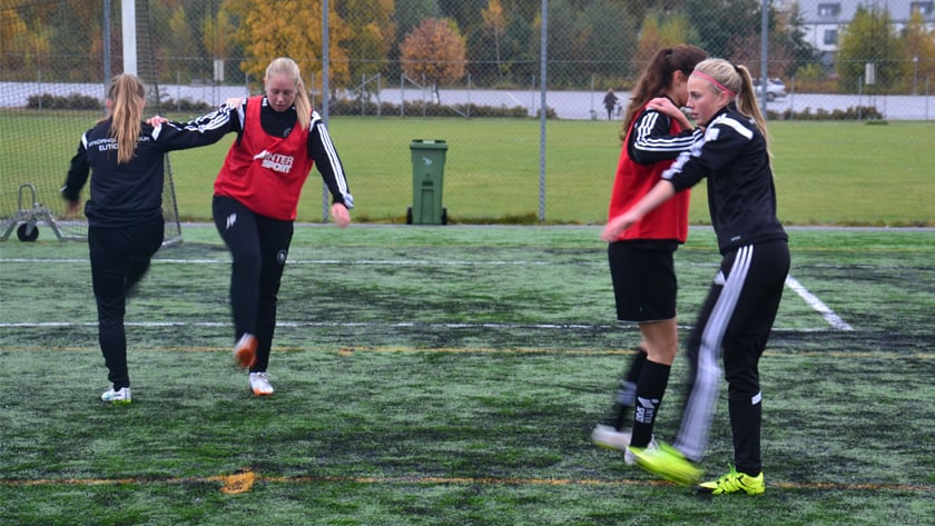 Fyra tjejer på en fotbollsplan