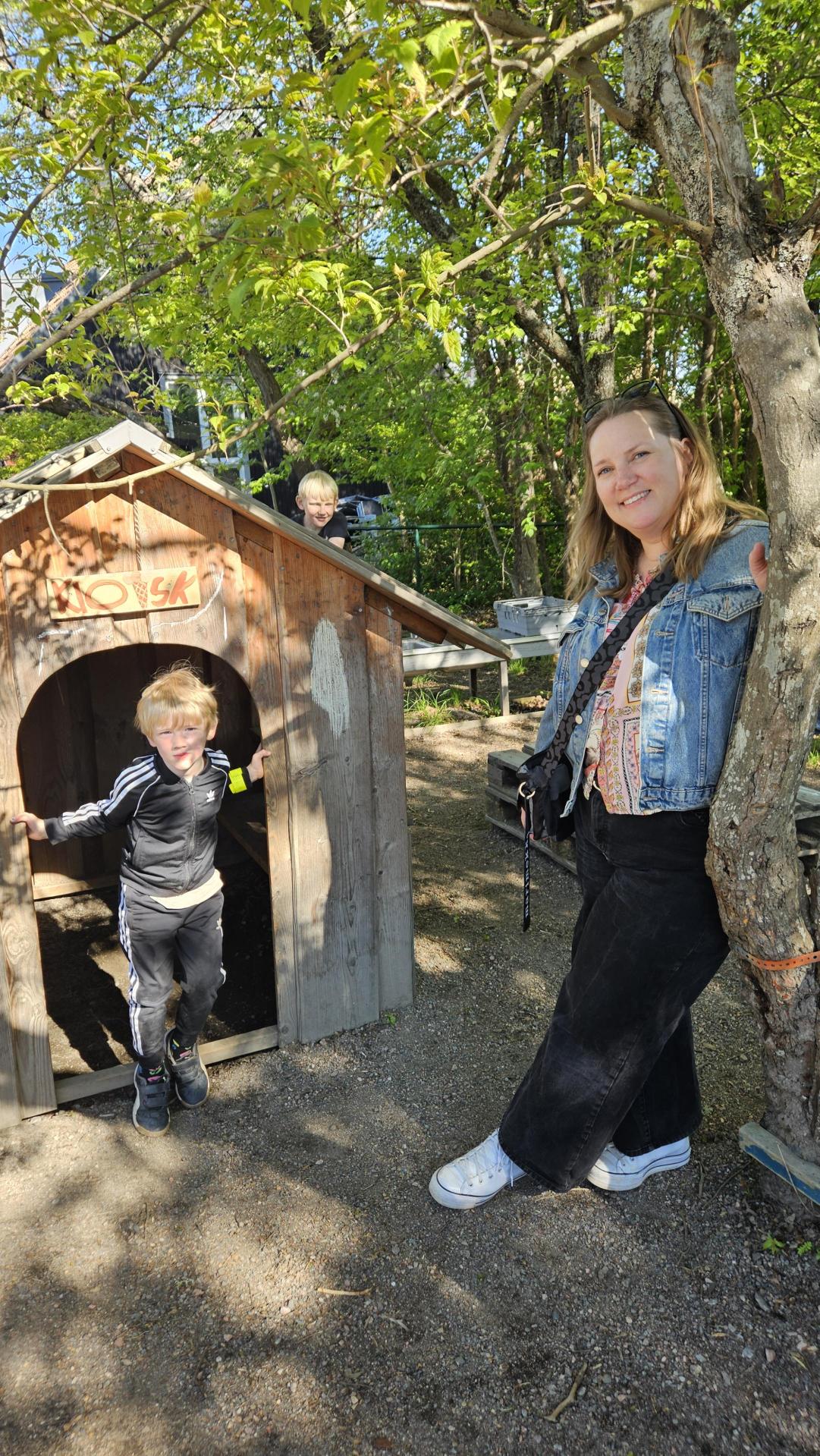 F&ouml;r&auml;lder Paula med s&ouml;nerna John och Rex p&aring; Tessins f&ouml;rskola