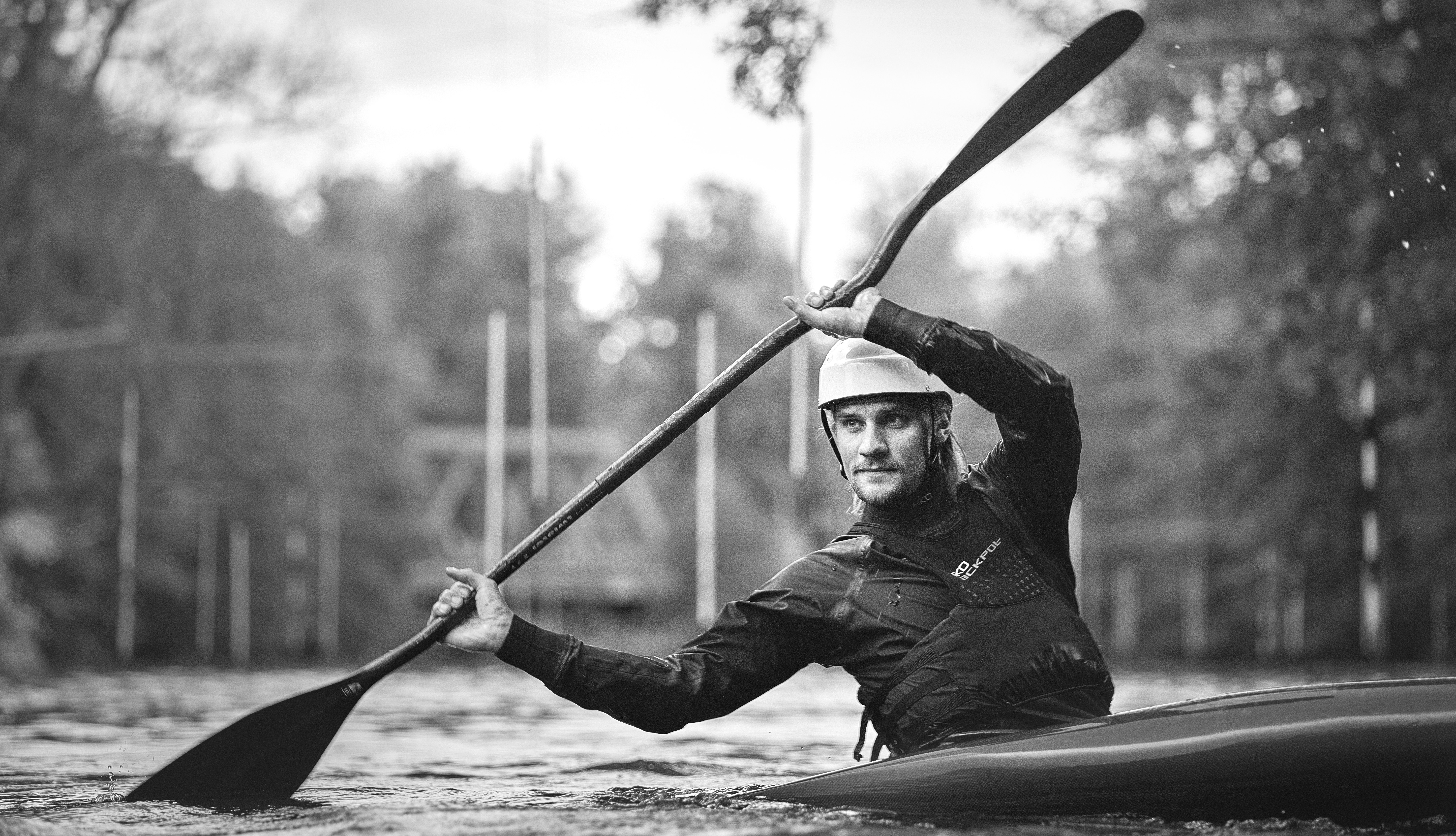 Kille som paddlar kanot i Nyköpingsån