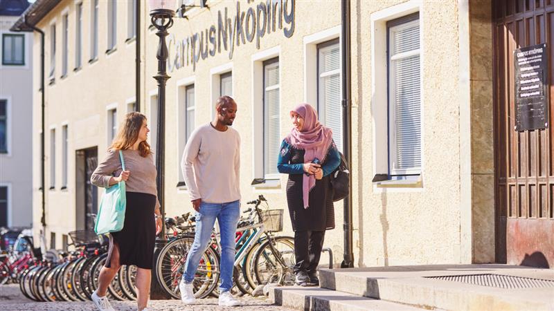 Foto på personer utanför Campus Nyköping