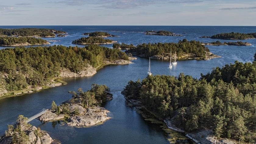 En översiktsbild på skärgården med öar, hängbroar och segelbåtar