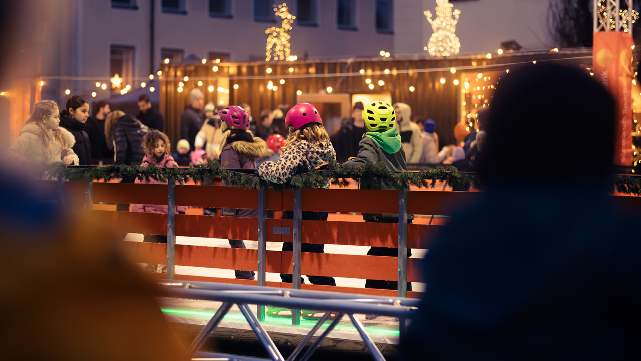 En tjej som åker skridskor