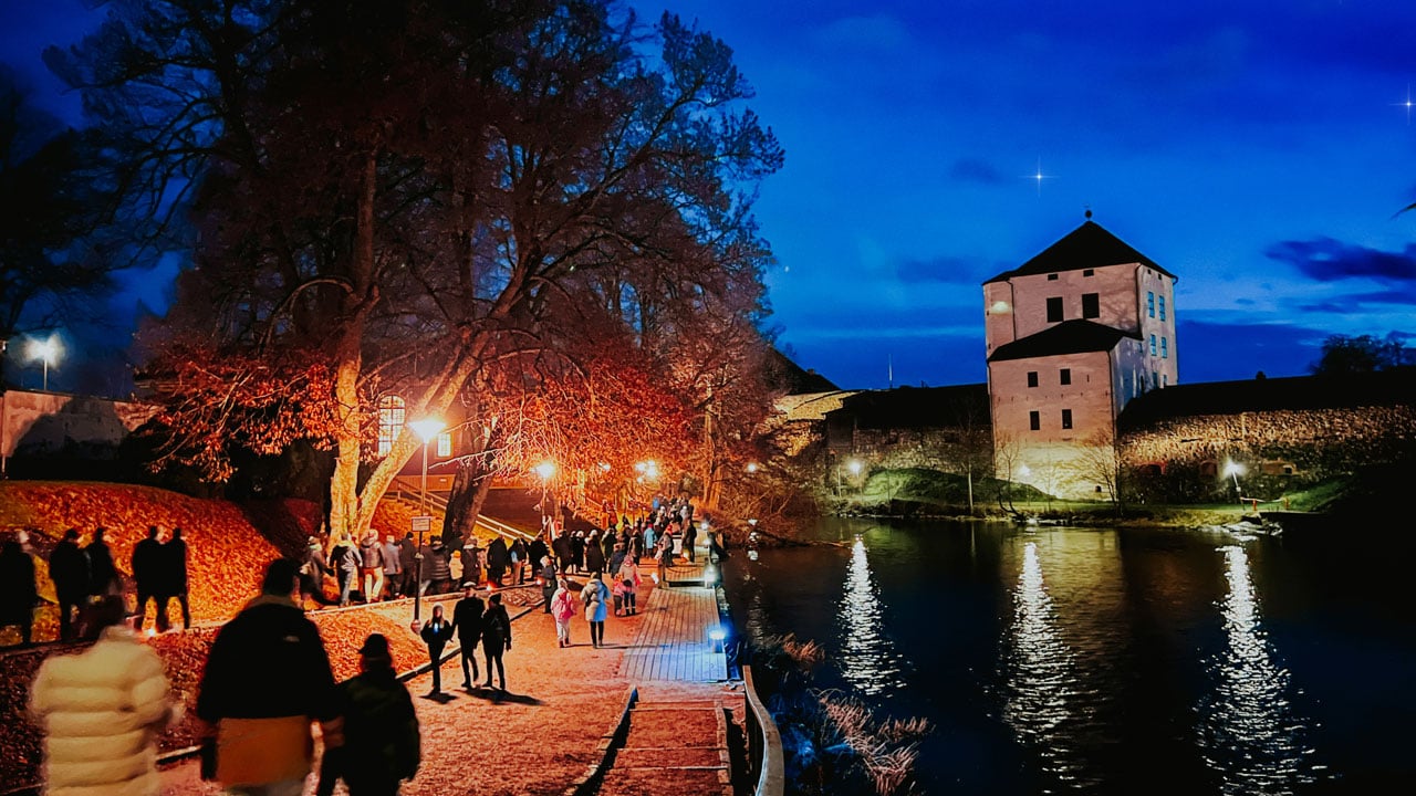 Människor som går längs med Nyköpingsån