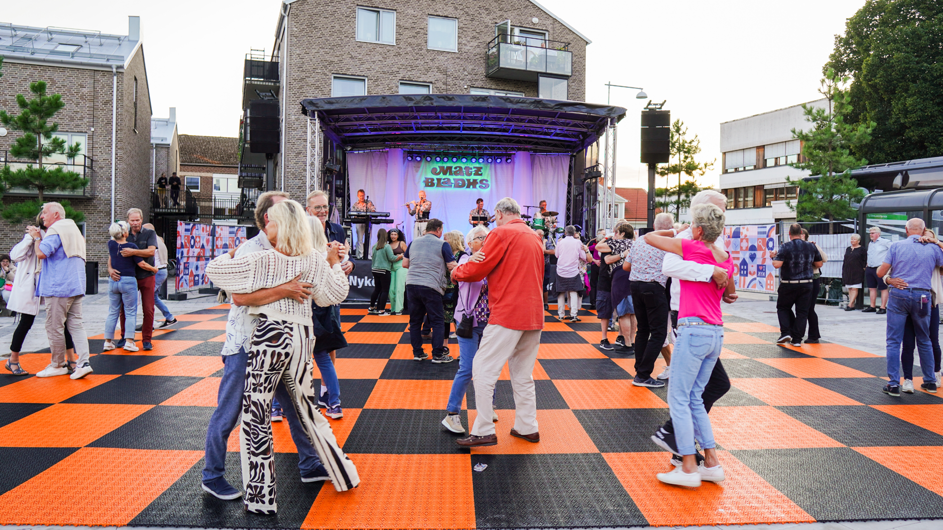 Personer som dansar på ett torg