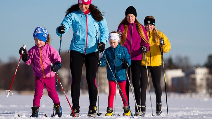 En familj som åker längdskidor