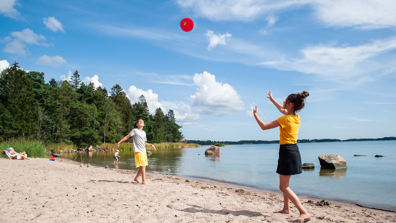 Barn som leker på en strand
