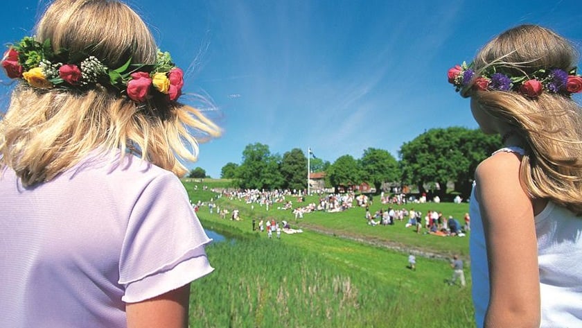 En tjejer med blommor i sitt hår