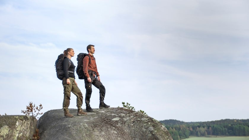 En man och en kvinna blickar ut över landskapet 