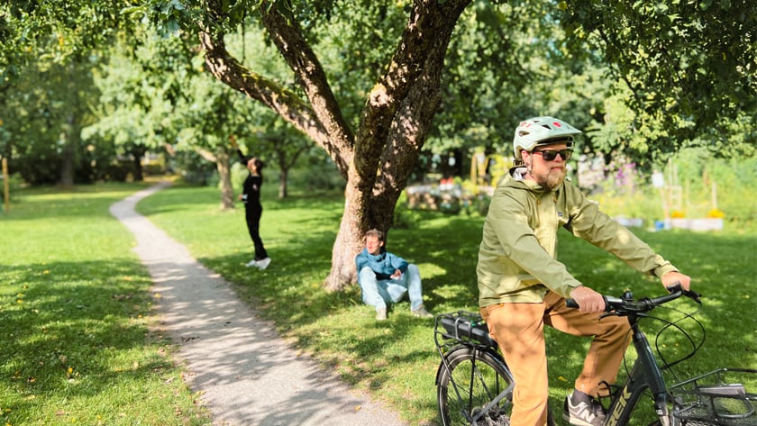cyklist på cykelväg