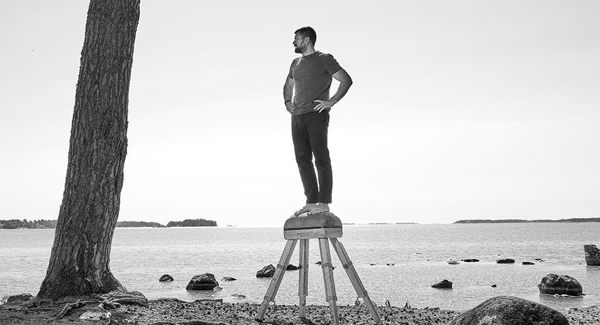 Person som står på en plint vid havet Person som står på en plint vid havet