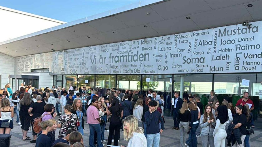 Många elever utanför skolbyggnaden för Alpha