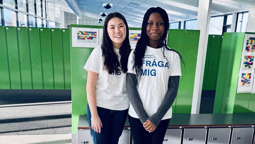 Två elever som guidar på öppet hus. Fråga mig står det på deras tröjor