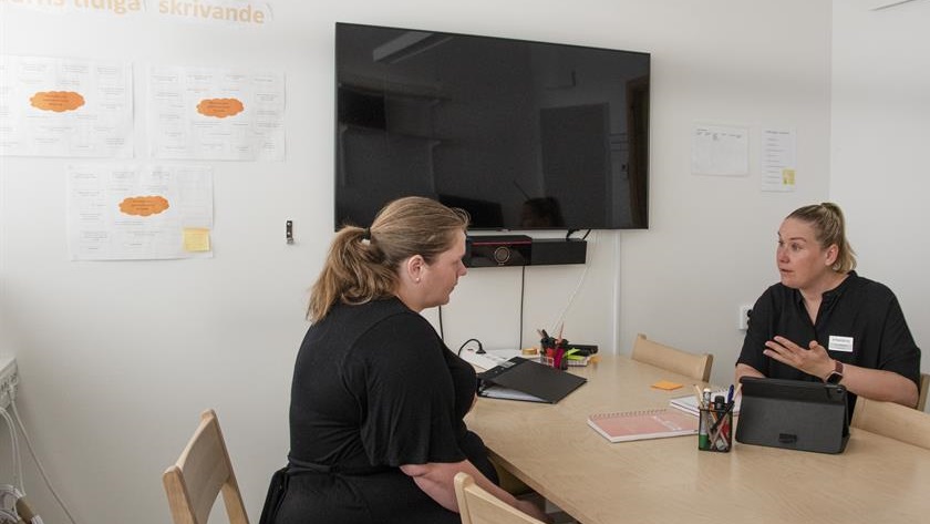 Två personer pratar med varandra i ett konferensrum Två personer pratar med varandra i ett konferensrum
