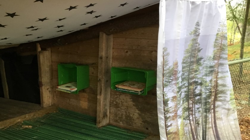Vindskydd utomhus med stjärntak och böcker