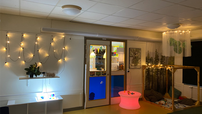 Ett rum på förskolan med ljussensorer och en kojhörna