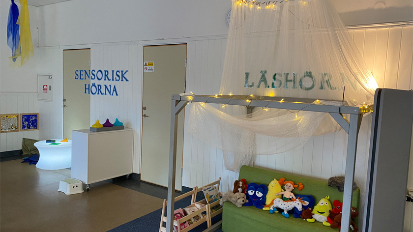 Ett rum på förskolan med mjukisdjurshörna och sensorer