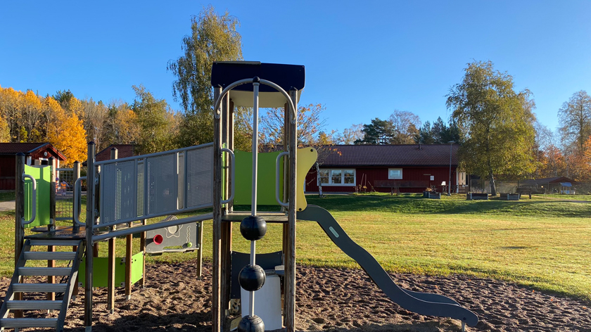 Ena delen av förskolans gård med en lekställning 