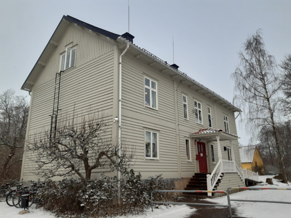 Det gråvita huset där avdelningen Gläntan finns 