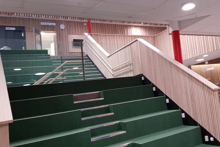 Trappa inomhus med sittplatser - det så kallade "Hjärtat"