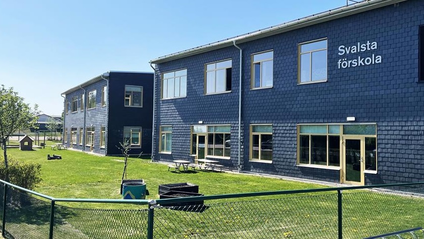 Den gråa byggnaden för Svalsta förskola