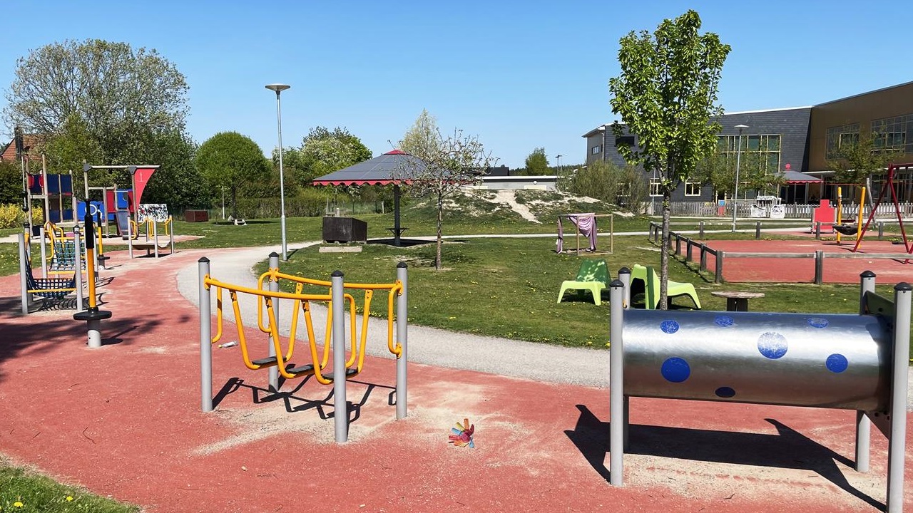 Lekplats med tunnel, gungställningar och andra lekställningar