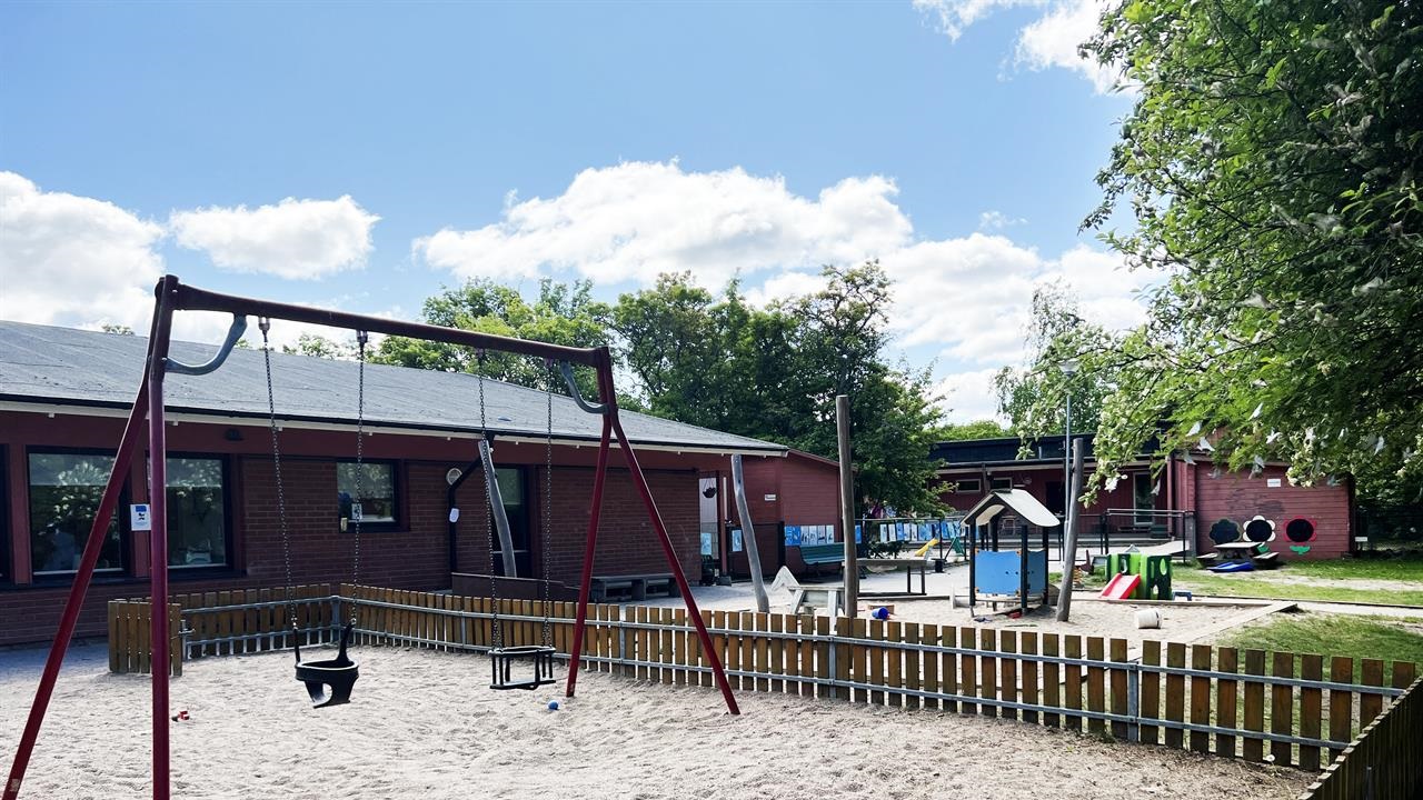 Gungställning, rutschkana och sandlådor på skolans gård