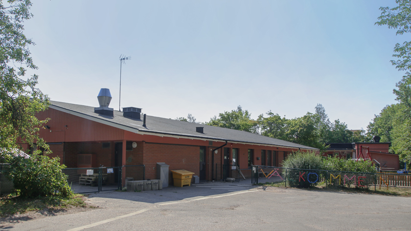 Den röda låga byggnaden och entrén för Tessins förskola