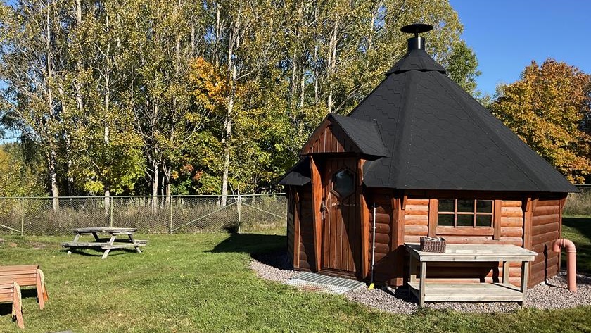 Rött hus på förskolegården