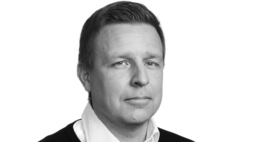 Svartvit porträttbild på Fredrik Dolk