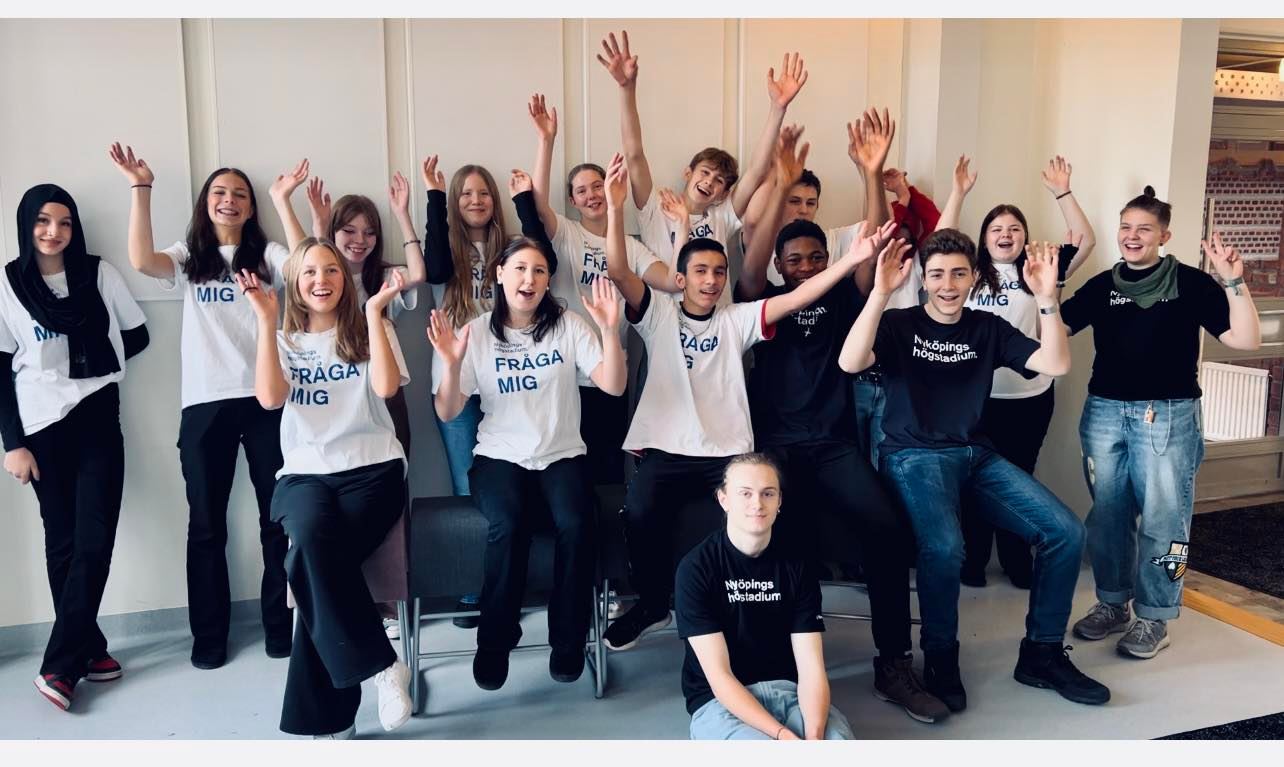 Elever i grupp som hälsar välkommen