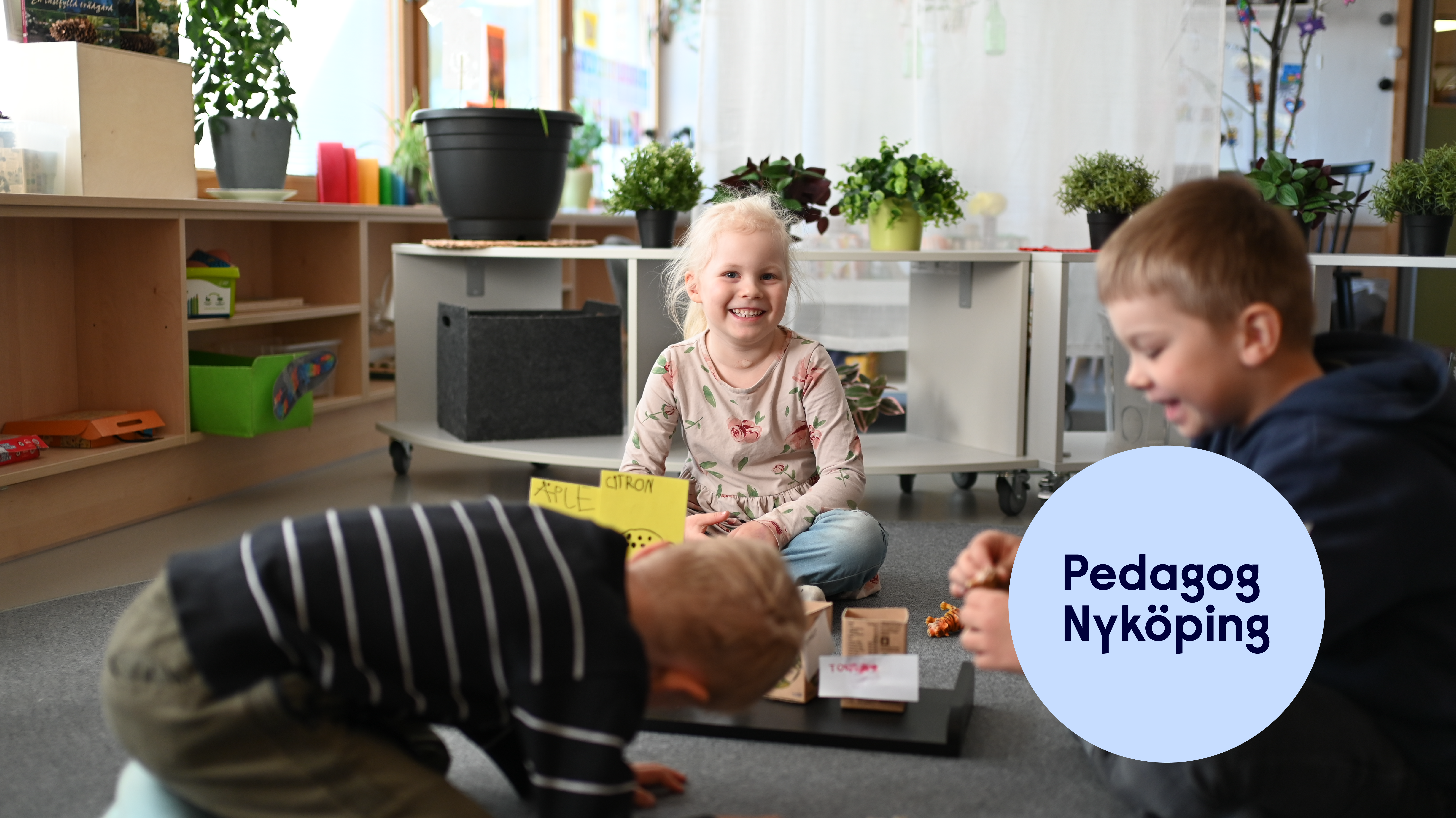 Lekande barn på en förskola