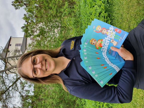 Projektledaren visar upp några tidningar