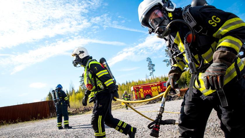 Brandmän i arbete